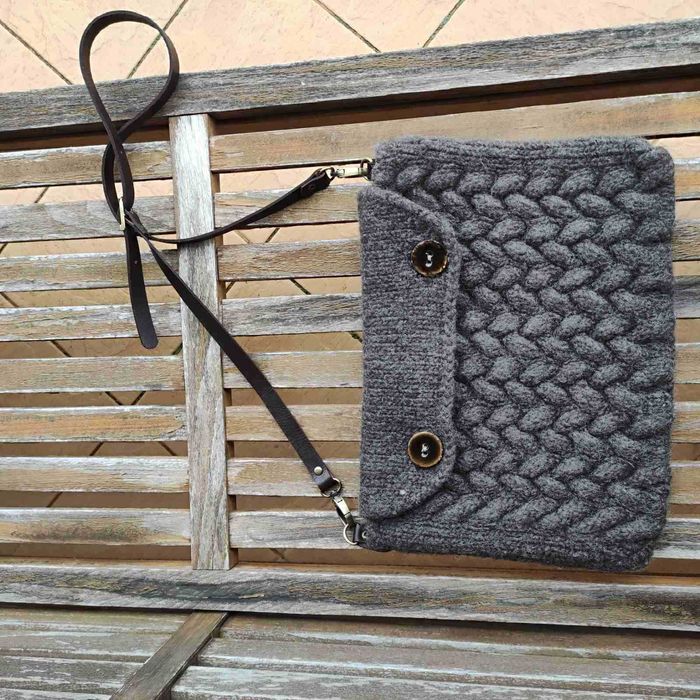 Стилна вълнена чанта с кожена дръжка, ръчно изработена