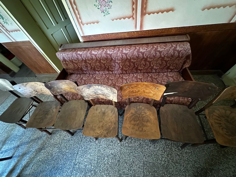 Стари дървени столове