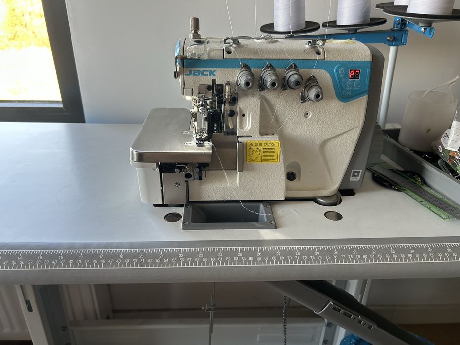 JACK E4S-04 – mașină de surfilat industrială Triplock, 2 ace – ca nouă