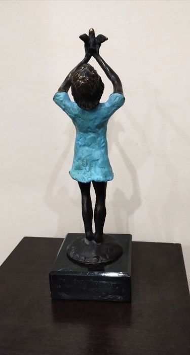 Много нежна и впечатляваща статуетка на момиче с птица.