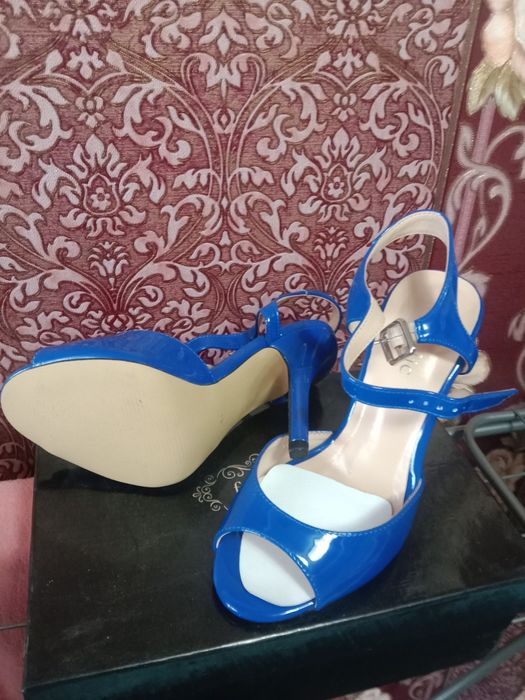 Босоножки новые.