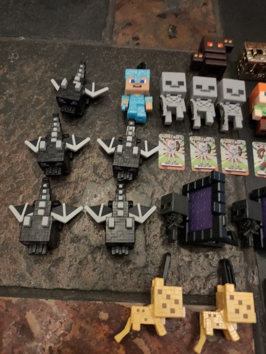 Vând Figurine Minecraft Kinder