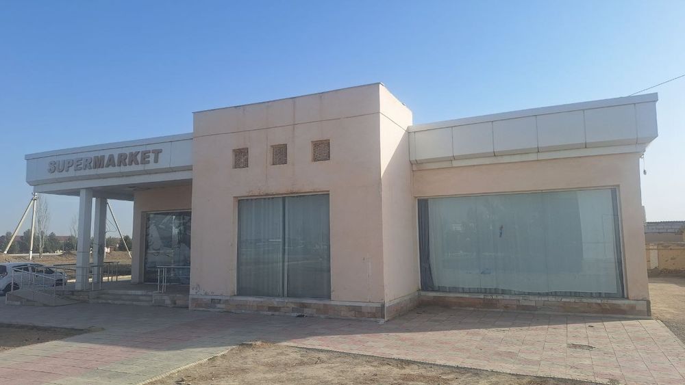 Kogon tuman yo'l yoqasidan  do'kon sotiladi