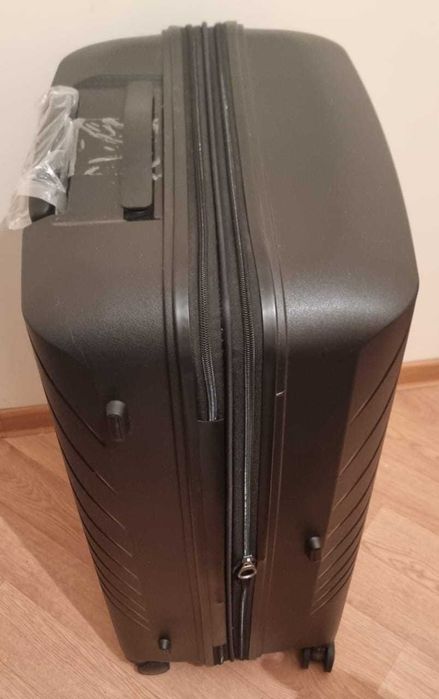 Продаётся чемодан Cosmo