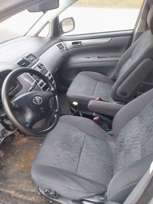 Vând toyota avensis verso, masina este radiată !