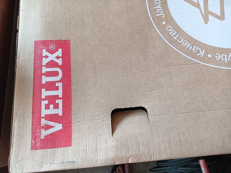 Geamuri Velux in cutii cu tot cu rama.Avem 4 geamuri de vânzare.Dimensiunea este 78/118 .3 straturi de sticla .Sunt făcute pe comanda.2500 bucata