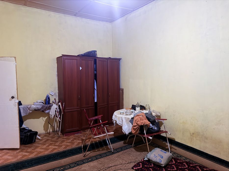 Alisher navoi  metrsi yonida  1 hona 2 hina qilingan sheriklika odam k