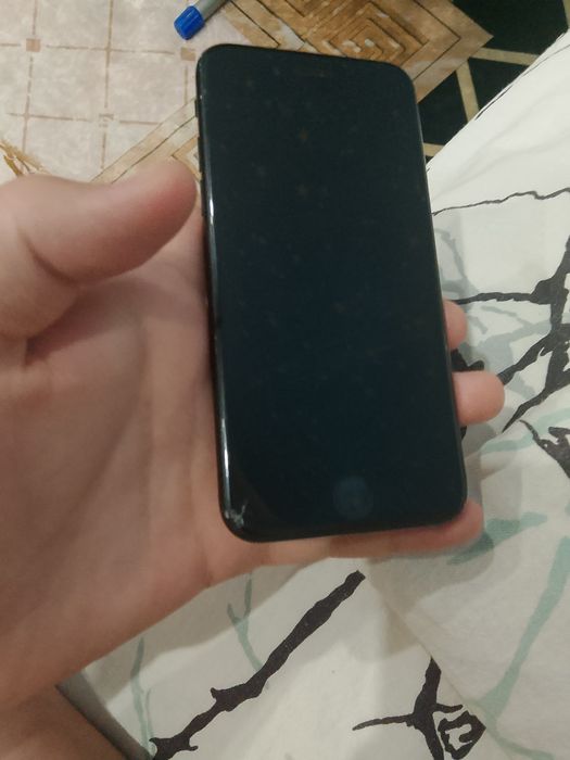 Продам айфон se 2025