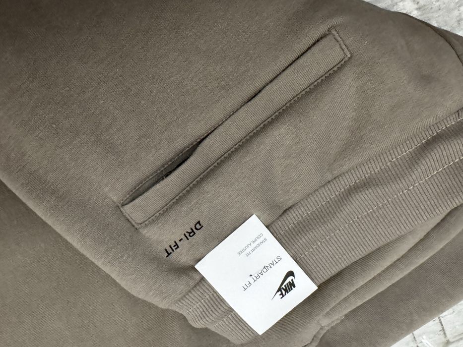 Долнище на Nike ново