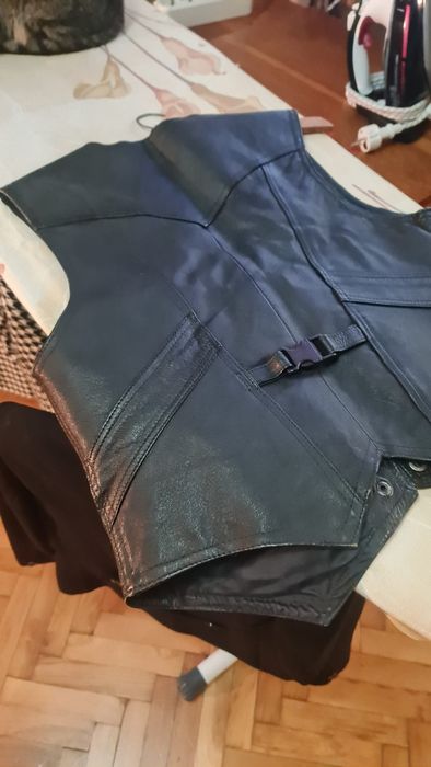 Sacou .Vesta din piele.Costum din doua piese.Pret 100 lei/bucata