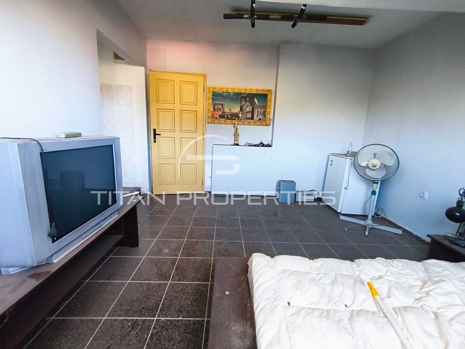 Тристаен обзаведен апартамент в Център