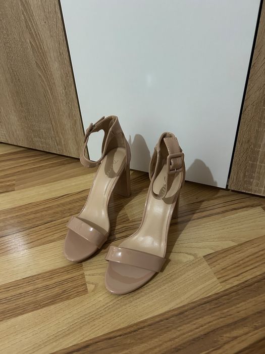 Sandale cu toc , noi