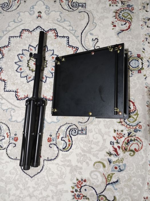 Стойка под ноутбук для музыкантов