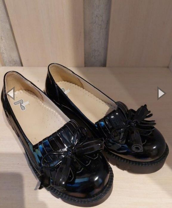 Продаётся детские туфли