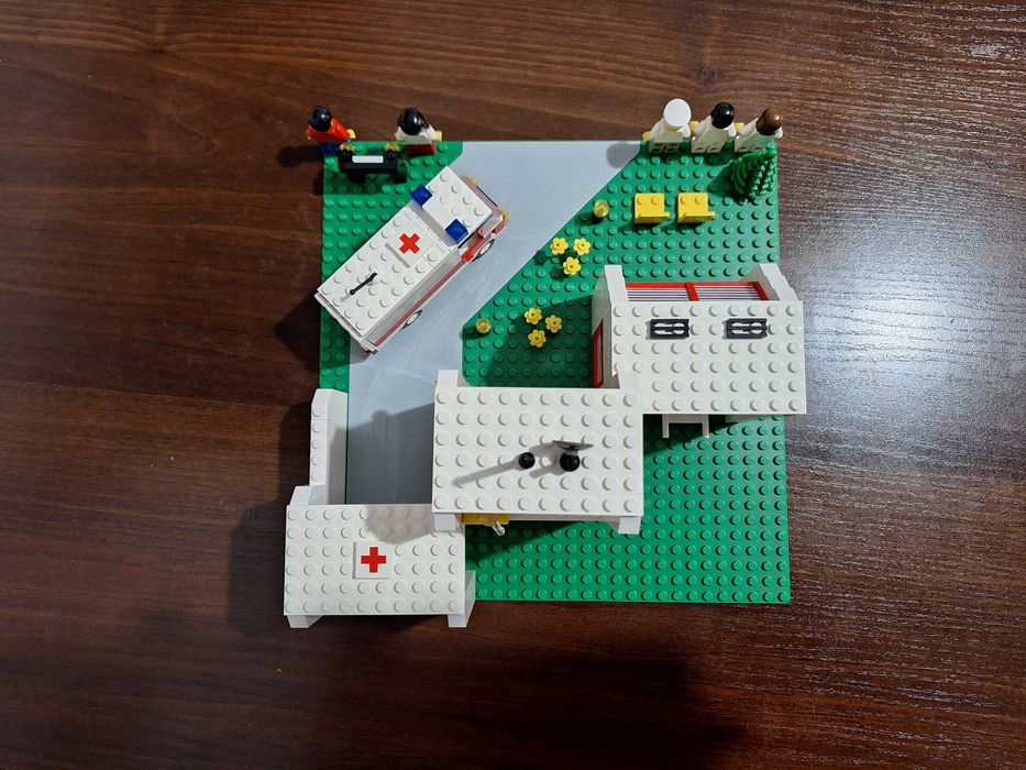 Lego 6380: Emergency Treatment Center (St. Mary's Hospital)