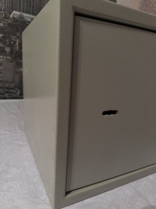 Продам сейф для хранения