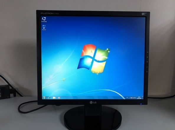 LG Flatron manitor rangi qora