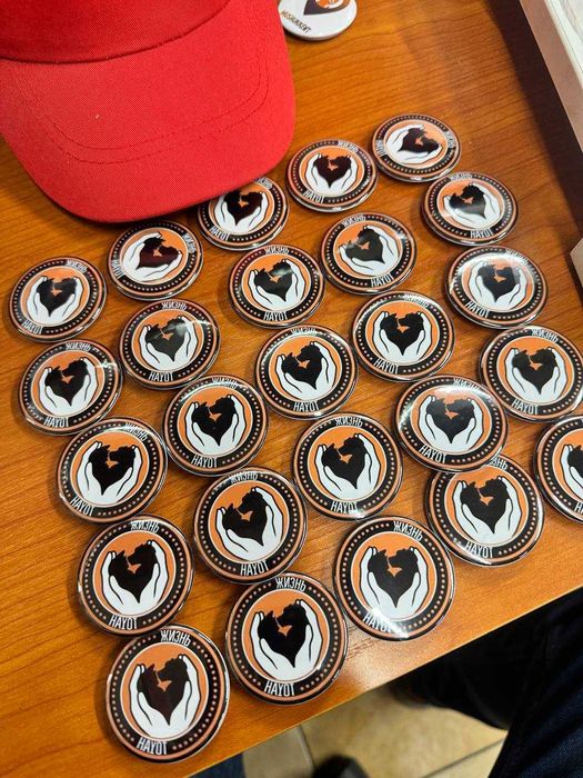 Значки с логотипом компании. Диаметр 4см и 6см под заказ