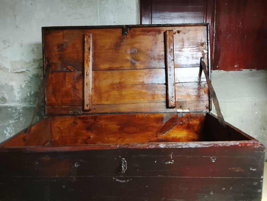 Реновиран дървен сандък