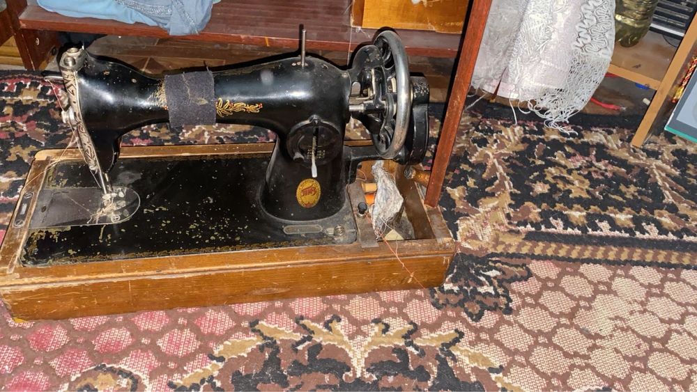 Продам две швейные машинки за 8000