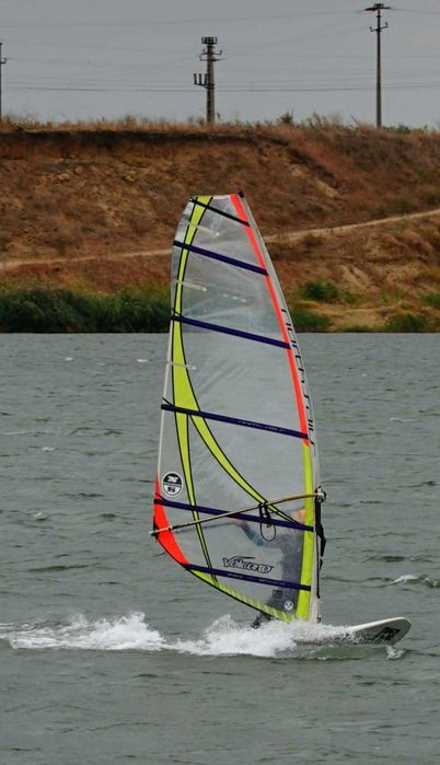 Placă Windsurf F2 Vegas 136L + Fină – 520 € și placă începători +vela