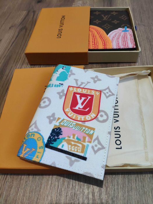 Стилно кожено портмоне / passport holder Louis Vuitton