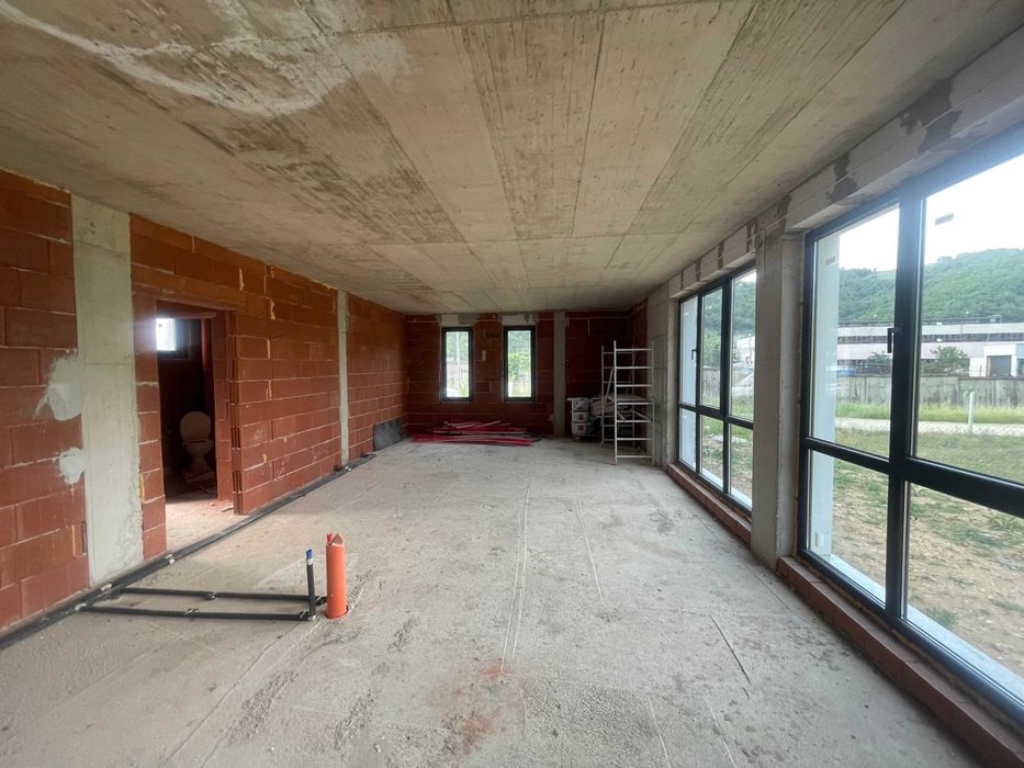 Новопостроена двуетажна къща, разположена в кв. Изгрев