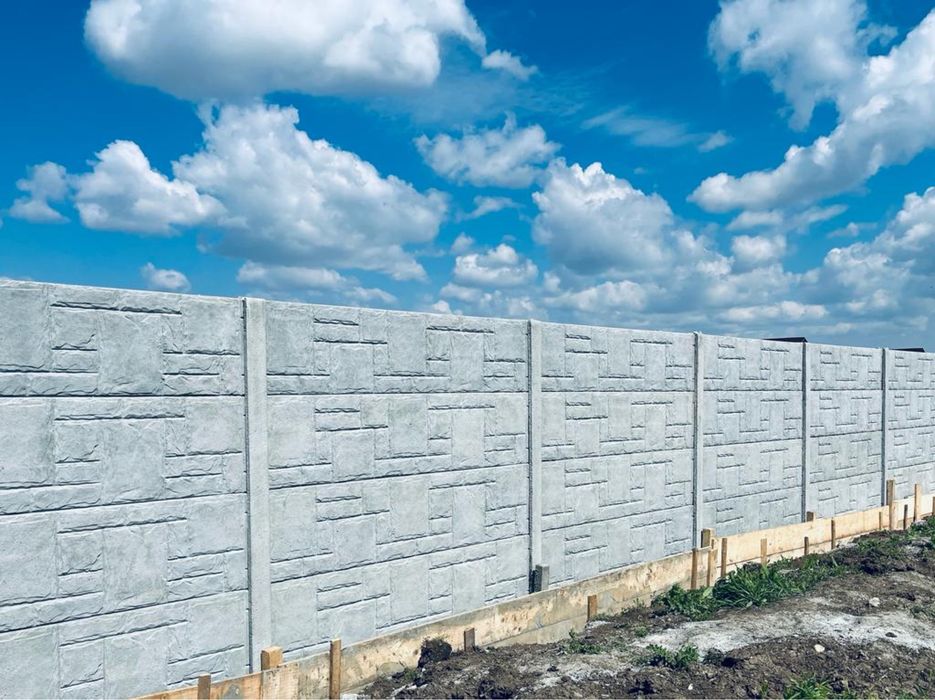 Garduri din stâlpi și placi beton de vânzare