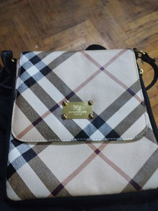 Vand geanta burberry folosita  ca noua