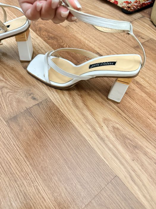 Женские босоножки