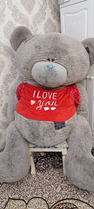 Большой плюшевый мишка в отличие состоянии – идеальный подарок!