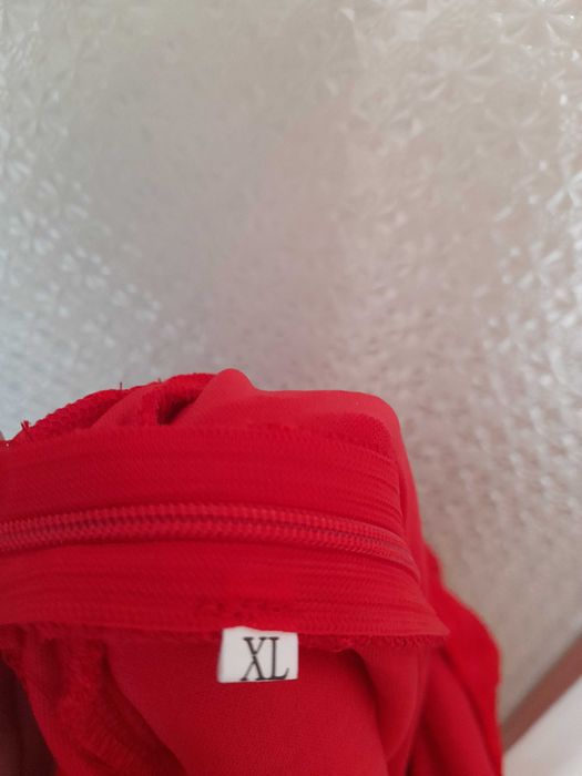 Червена бална рокля