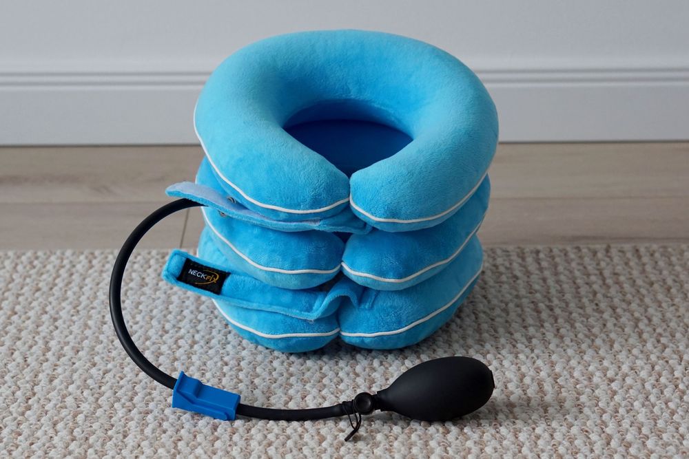 Guler cervical gonflabil NeckFix pentru tratarea durerilor cervicale