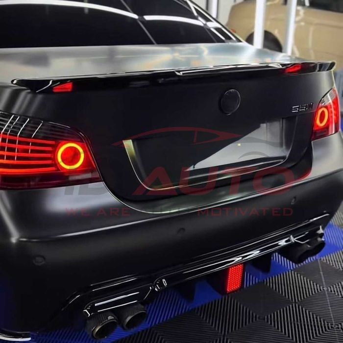 Дифузьор за Задна броня BMW E60 / E61 с F1 стоп – Черен гланц с щипки