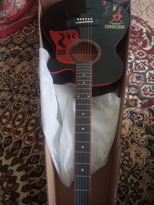 Gitara yangi holatda. Klassik gitara