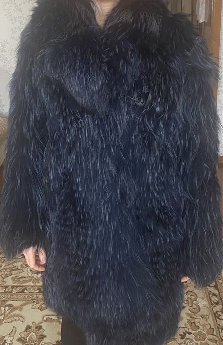 Роскошная шуба из енота.