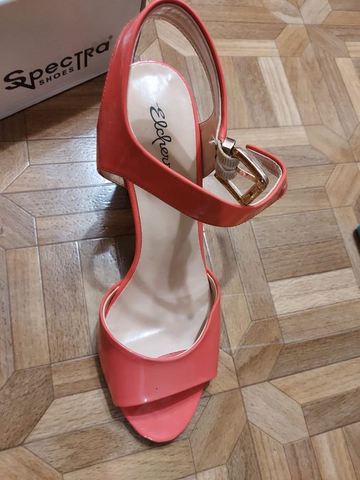 Босоножки на каблуках