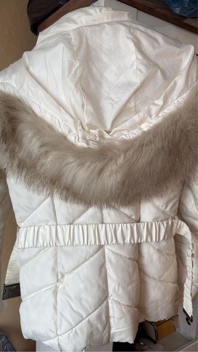 Бяло яке Guess с коланче и пух