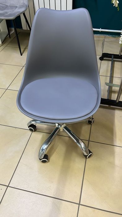 Стол для маникюра и стул