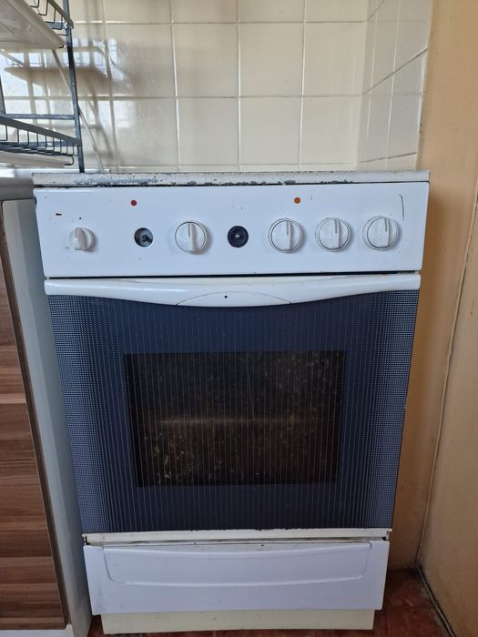 ПОДАРЯВАМ Печка с фурна Indesit