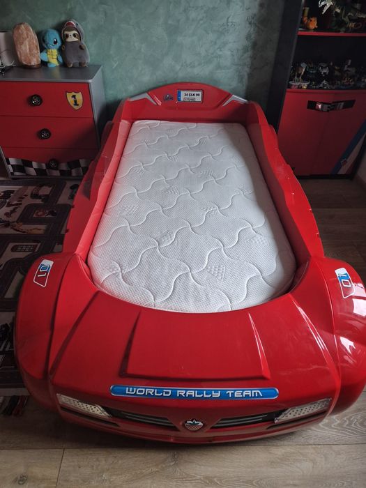 De vânzare pat formula 1. În preț este inclusa și salteaua.