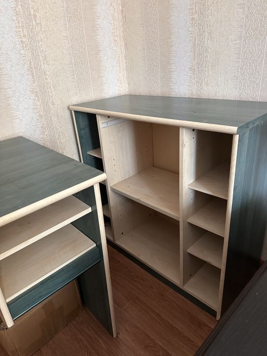 Письменный стол, шкаф для книг, тумба