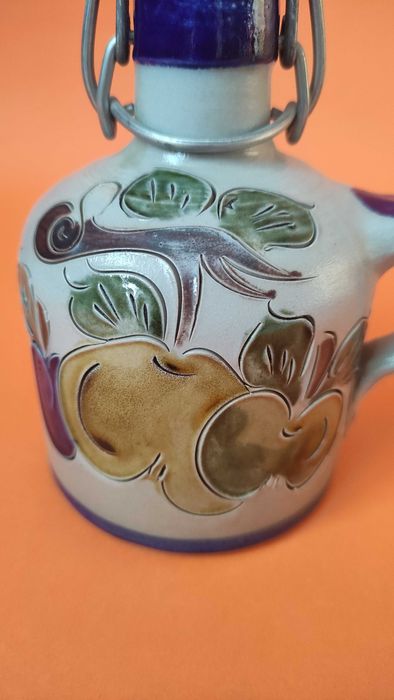 Малка керамична каничка с порцеланова запушалка и телена дръжка