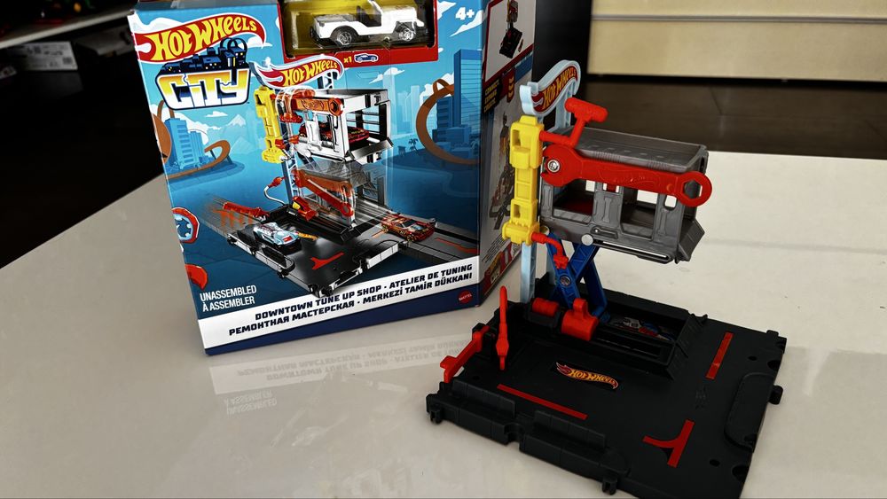 Vând set Hot Wheels City - Downtown Tune Up Shop