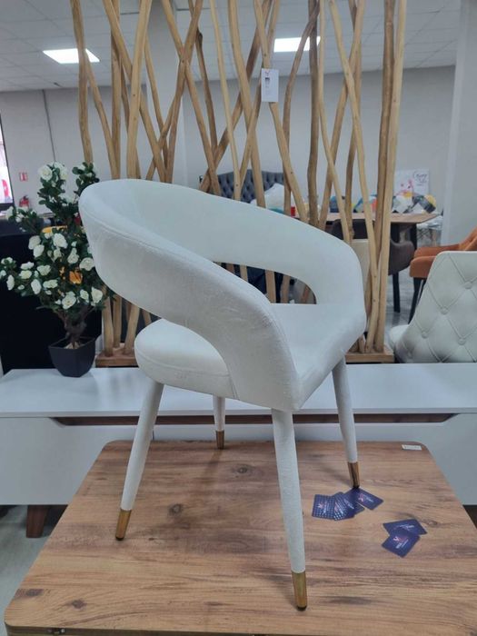 Трапезен стол Бени бяло кадифе