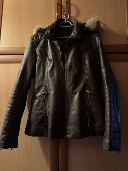 Луксозно дамско яке от естествена кожа с качулка и естествен пух
