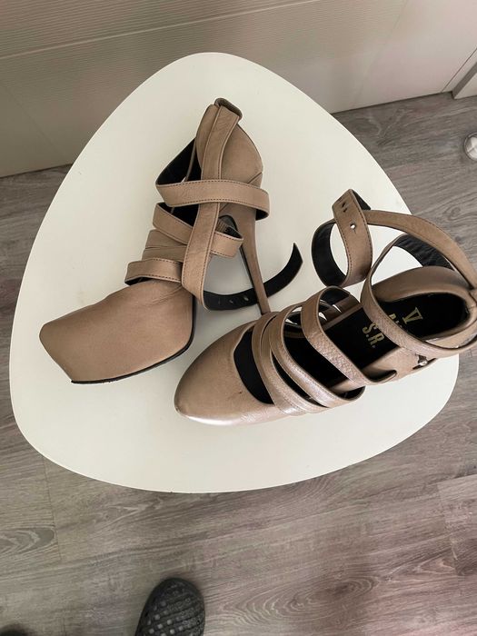 Бежови дамски обувки с висок ток