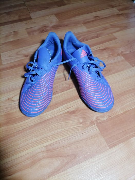 Ghete de fotbal predator