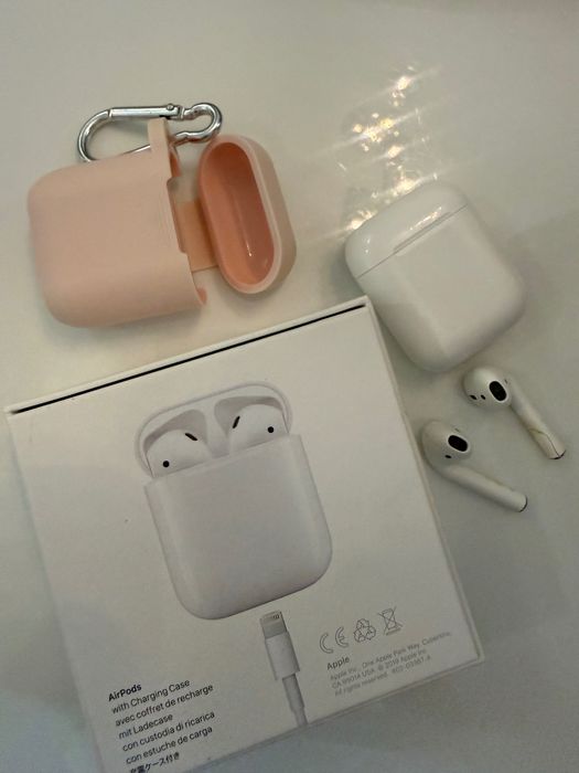 AirPods 2 използвани, работещи с чисто нов оригинален кабел и кейс