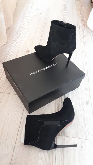 Ghete piele intoarsa French Connection